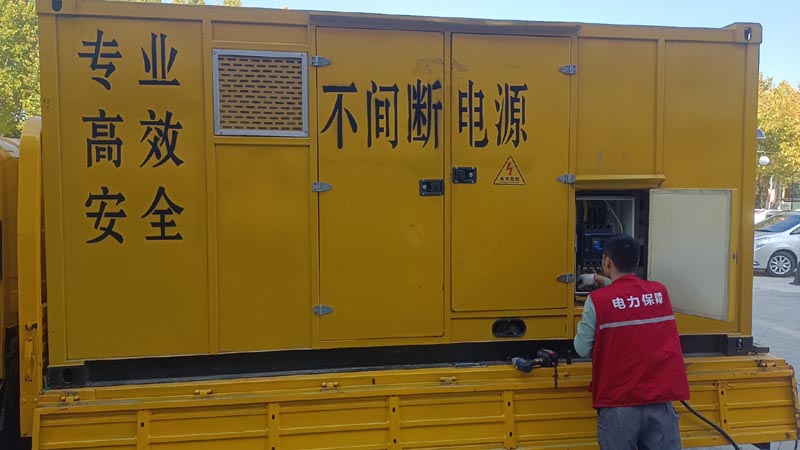 坡头柴油发电机组和UPS电源配合使用时，如何避免切换过程中的电力中断？